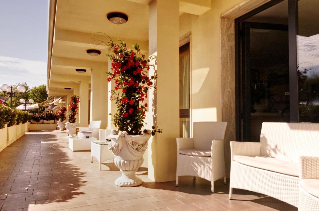 Hotel Pironi San Mauro Mare エクステリア 写真