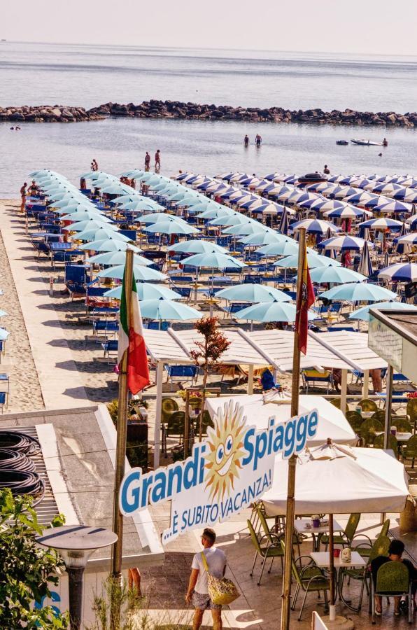 Hotel Pironi San Mauro Mare エクステリア 写真